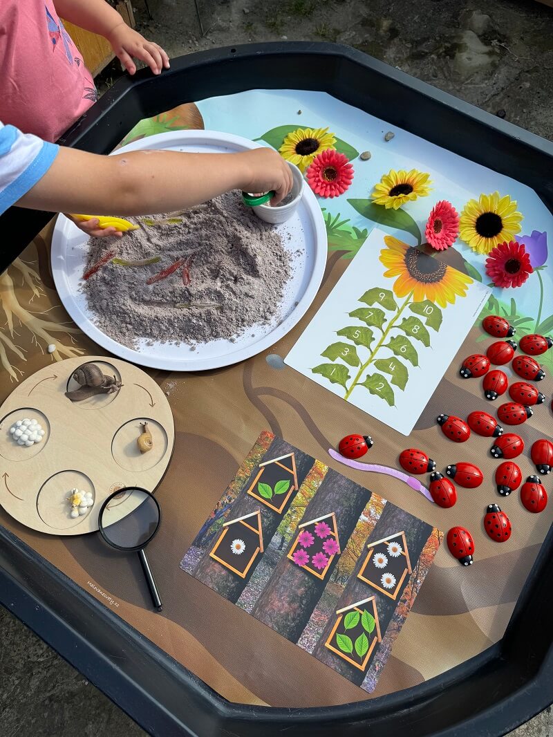 Pod zemí – Podložka do Tuff Tray MINI