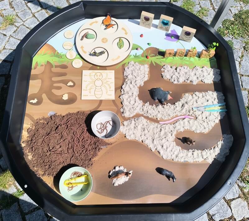 Pod zemí – Podložka do Tuff Tray MINI