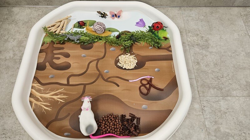 Pod zemí – Podložka do Tuff Tray MINI